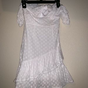 White keyhole dress with ruffles at the bottom 👗